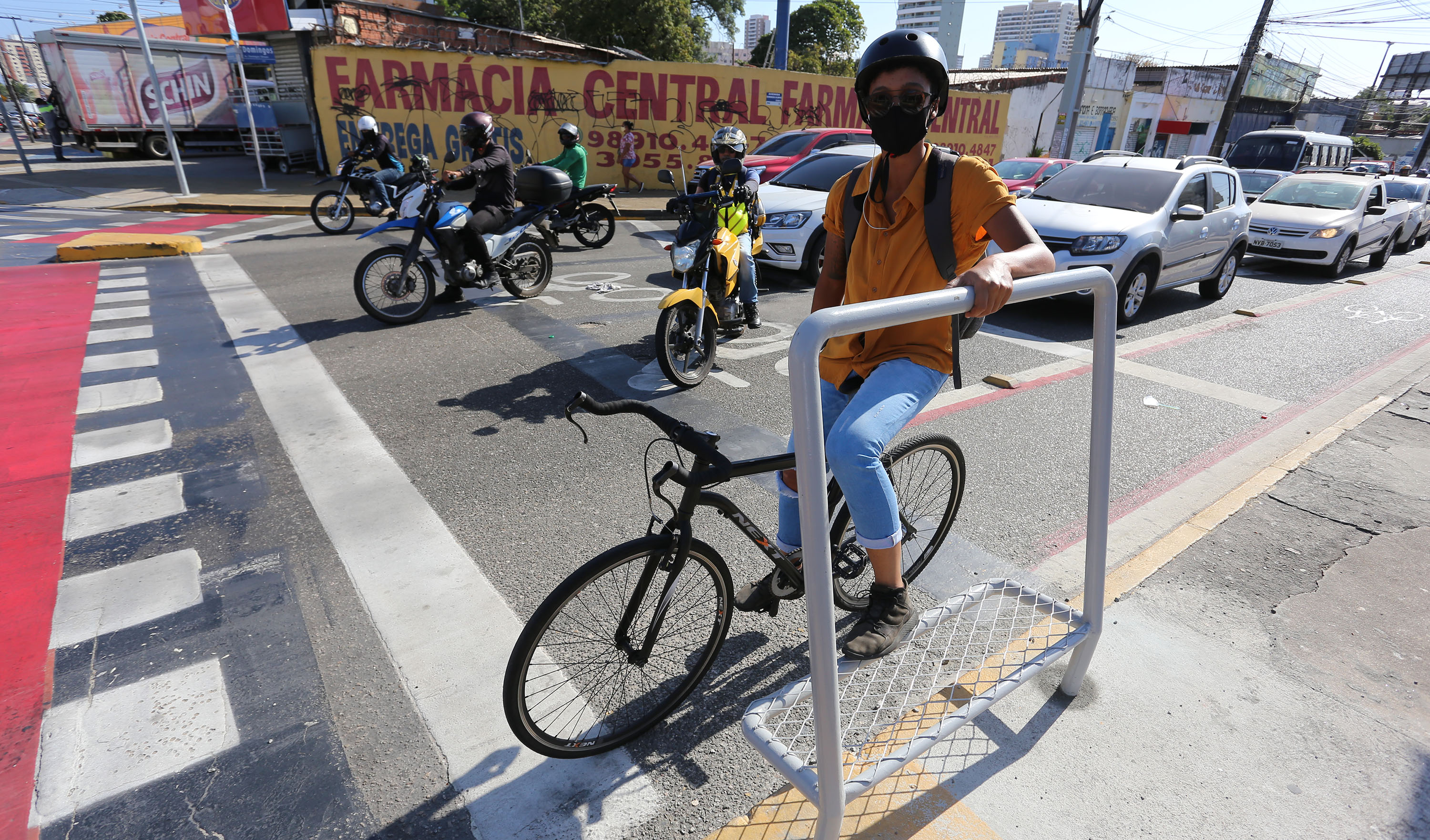 ciclista usa o parapé, equipamento de ferro com apoio para os ciclistas encostarem